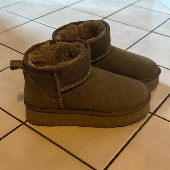 UGG mini platform boots - EUC - Picture 1 of 6